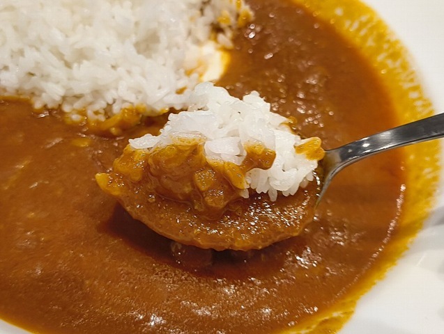 カレーライスを食べる