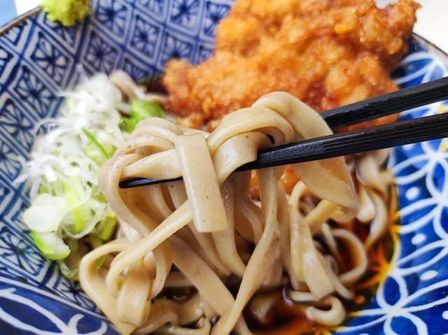 太麺そばを手繰る