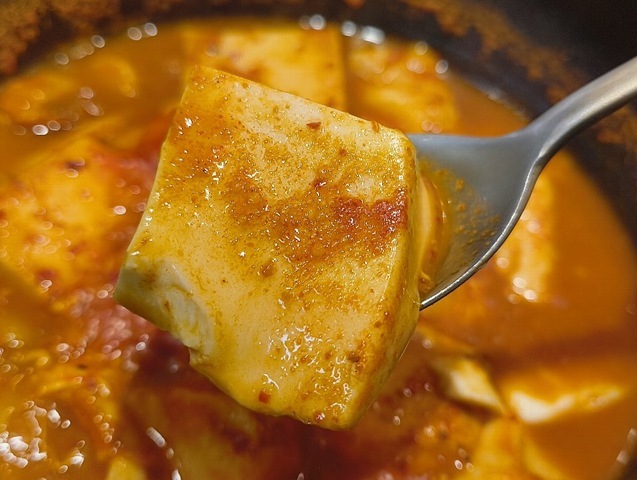 まずは豆腐を食べる