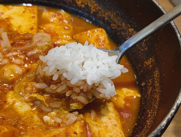 ご飯をスープに浸して食べる