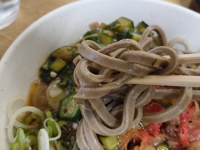 まずが蕎麦を手繰る