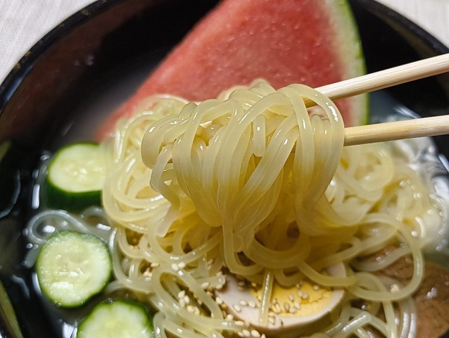 冷麺を手繰る