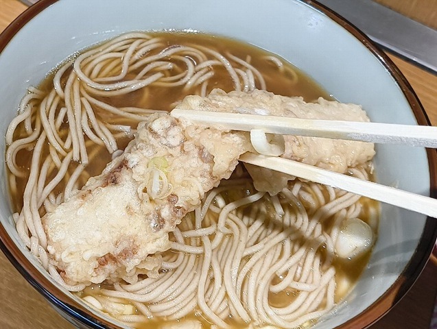 ちくわ天を食べる