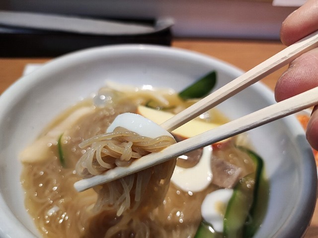 そのゆで玉子を麺と一緒に食べてみる