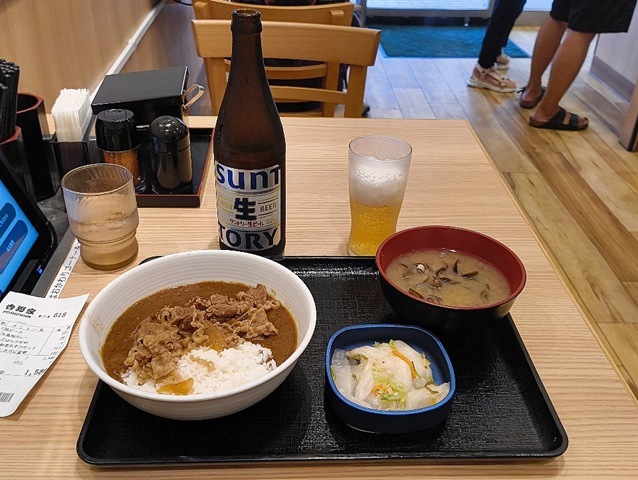 牛魯珈カレー（ご飯少なめ）とお新香みそ汁セット（しじみ汁）と瓶ビール