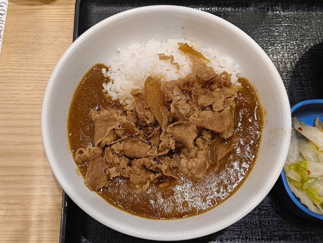 「吉野屋」の「牛魯珈カレー」（ご飯少なめ）と「お新香みそ汁セット（しじみ汁）」と「瓶ビール」でランチ。最後に「酒肴」が足りなくて「鮭」をもらったのだが、いったいどういう食べ方をしているのだろうか。でも、うまかったのだよ（笑）。（吉野家 入谷店：入谷一丁目）