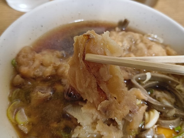 ばらばらになった玉ねぎ天の破片も食べる